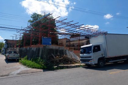 Obra embargada no bairro Redenção é fiscalizada novamente pelo Implurb e ferramentas apreendidas