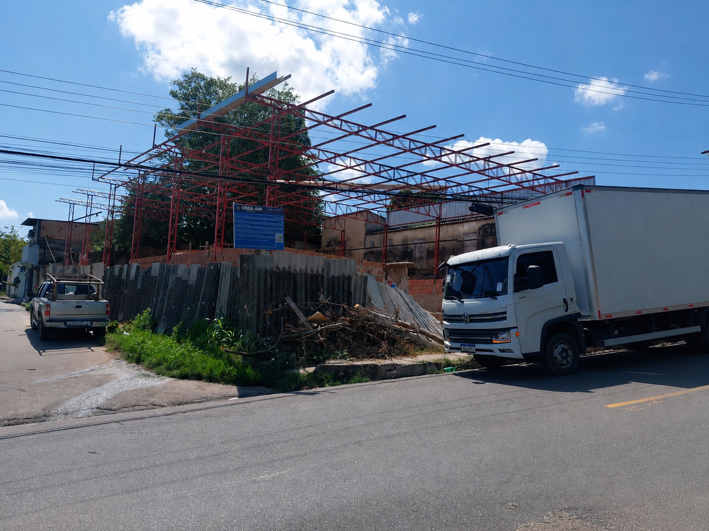 Obra embargada no bairro Redenção é fiscalizada novamente pelo Implurb e ferramentas apreendidas