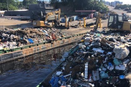 Prefeitura de Manaus realiza transbordo de resíduos na limpeza da orla do rio Negro e comunidades rurais