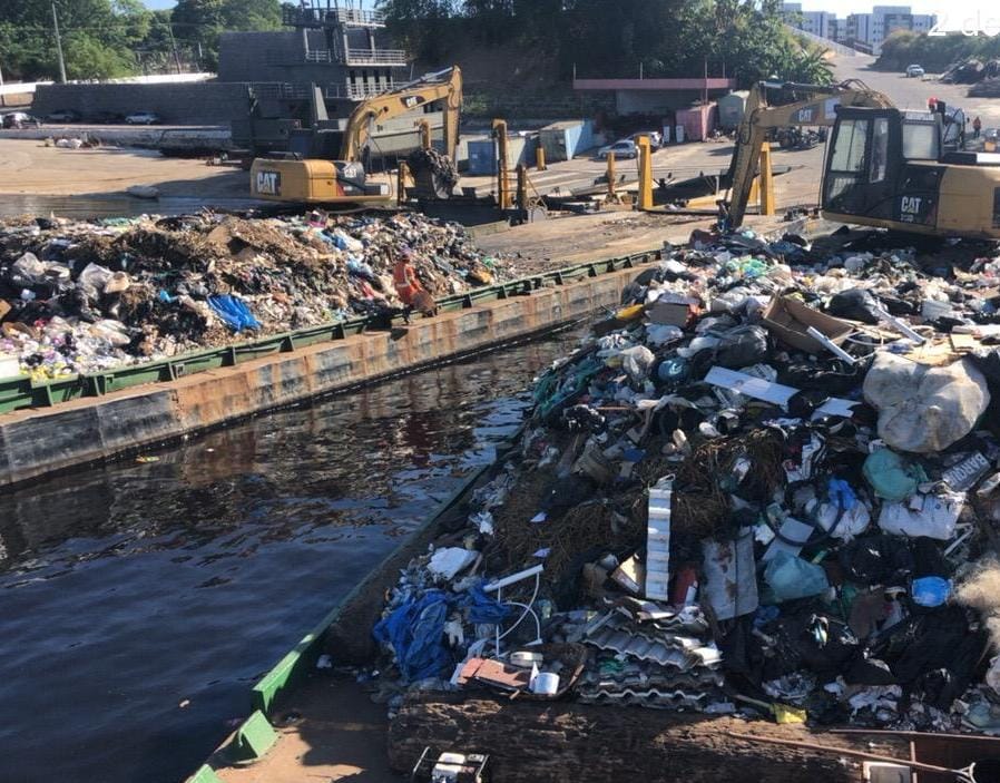 Prefeitura de Manaus realiza transbordo de resíduos na limpeza da orla do rio Negro e comunidades rurais