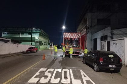 Sinalização viária em Manaus é renovada em vários bairros pela IMMU na noite de 3/8