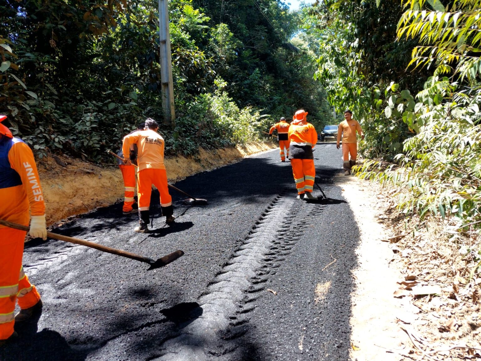 Prefeitura de Manaus avança na pavimentacao de ladeira no ramal Bons Amigos da AM-010 para melhorar acesso