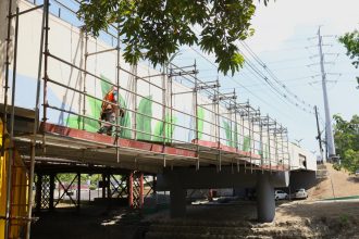Prefeitura de Manaus realiza modernização da ponte do Parque dos Bilhares com pintura e grafite