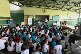Procon Manaus nas Escolas leva orientação sobre consumo consciente a alunos da zona Leste