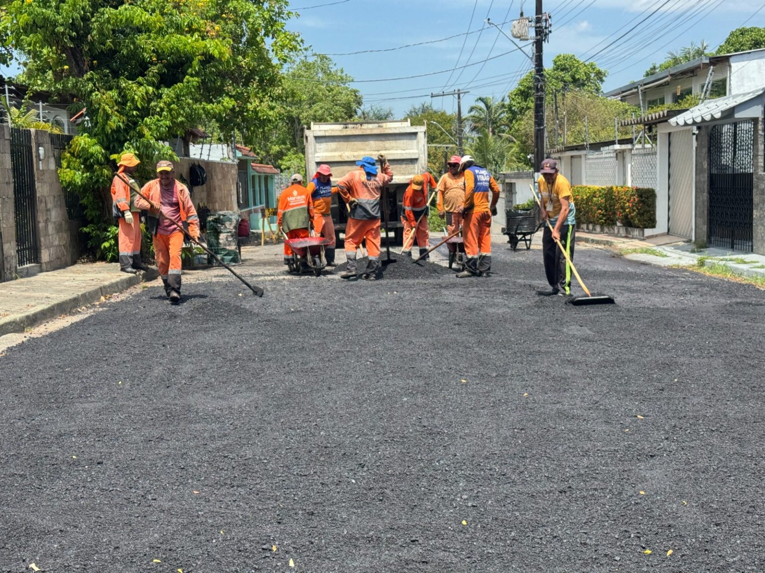 Prefeitura de Manaus realiza manutenção asfáltica na rua Hortência para recuperar trechos mais deteriorados e melhorar tráfego