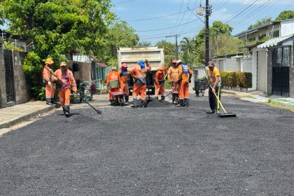 Prefeitura de Manaus realiza manutenção asfáltica na rua Hortência para recuperar trechos mais deteriorados e melhorar tráfego