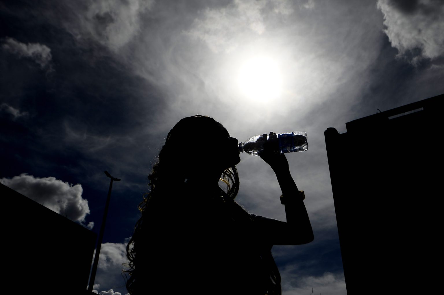 Previsão de tempo seco exige cuidados com hidratação diante de umidade até 20% e 31°C