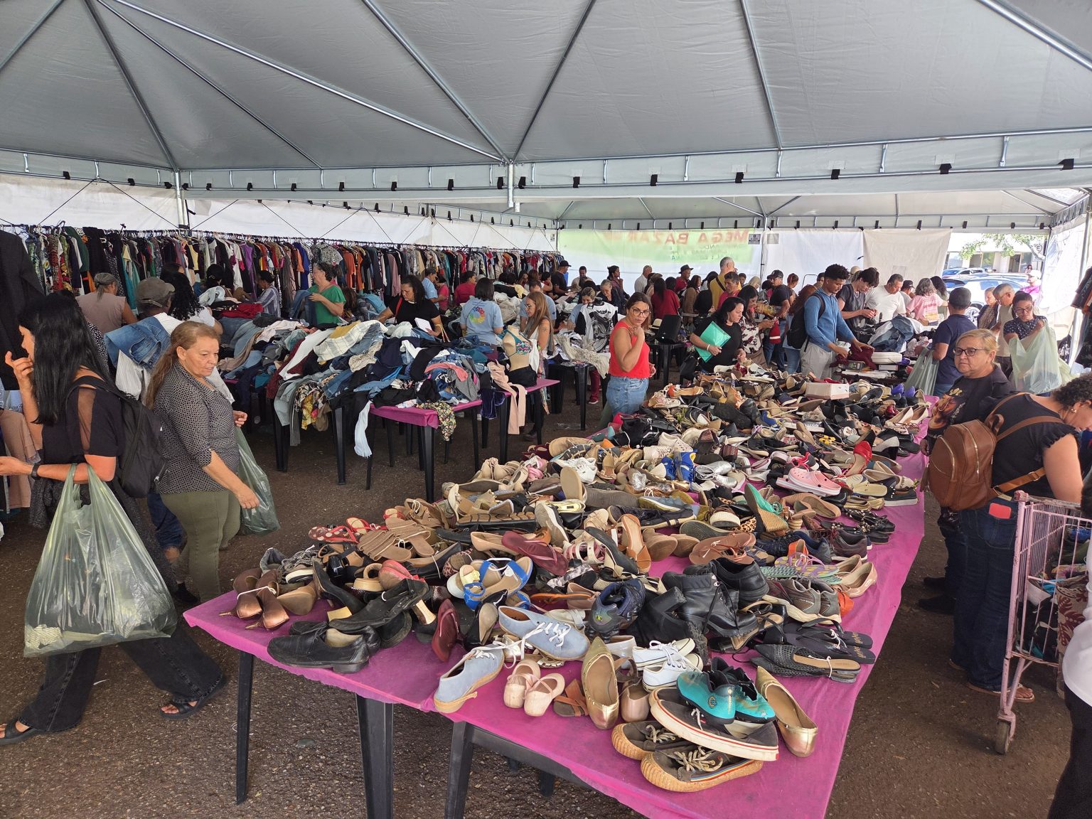Mega Bazar da Rede Feminina reúne mais de 15 mil itens no estacionamento do Hospital de Base do Distrito Federal durante a semana