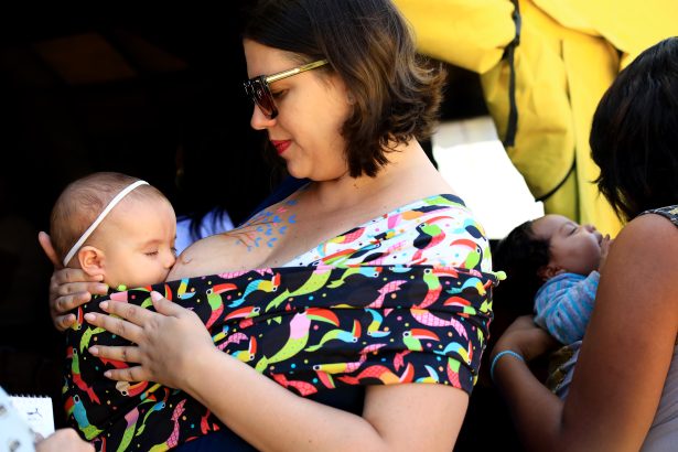 Agosto Dourado promove Mamaço 2026 no SESI Lab e oferece orientação sobre amamentação neste domingo