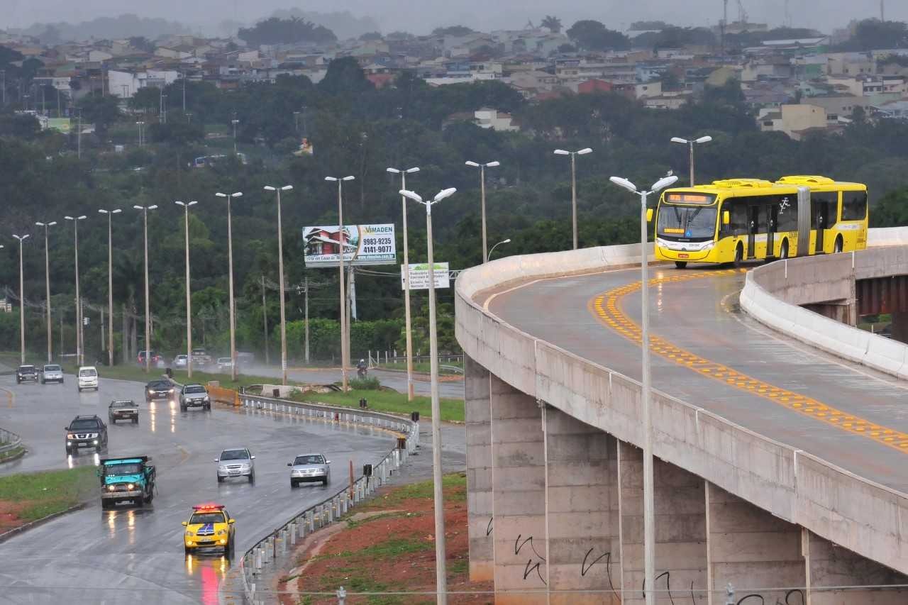 Taxistas do Distrito Federal podem usar corredor exclusivo do BRT Sul por 90 dias em teste