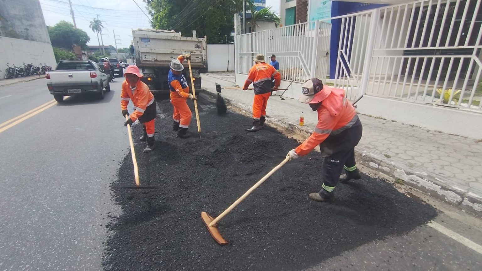 Prefeitura de Manaus conclui recuperação asfáltica na rua Professor Marciano Armond e melhora mobilidade no bairro Adrianópolis