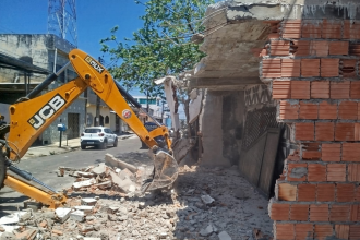 Prefeitura de Manaus executa demolição administrativa de construção que ocupava calçada no Armando Mendes