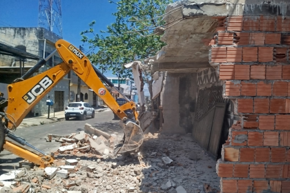 Prefeitura de Manaus executa demolição administrativa de construção que ocupava calçada no Armando Mendes