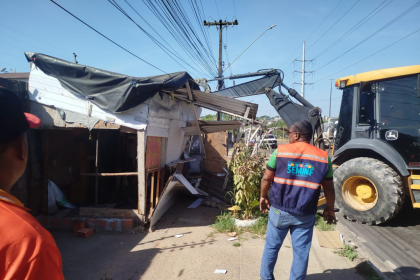 Prefeitura de Manaus promove demolição administrativa de cinco estruturas que ocupavam calçada pública