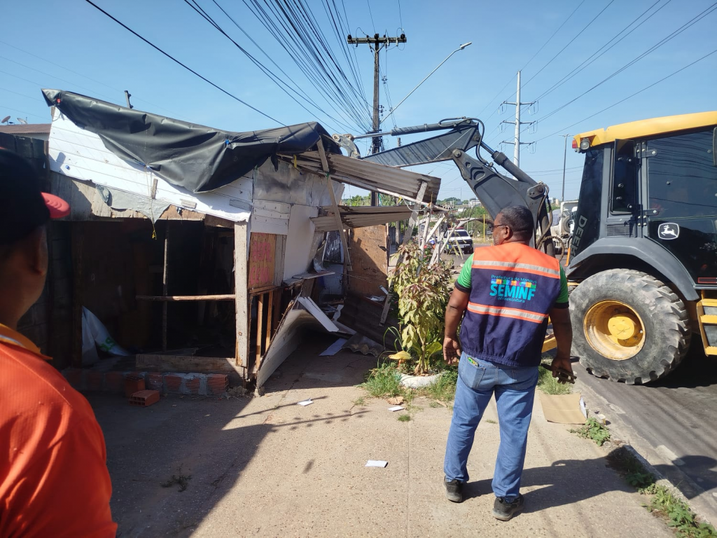Prefeitura de Manaus promove demolição administrativa de cinco estruturas que ocupavam calçada pública