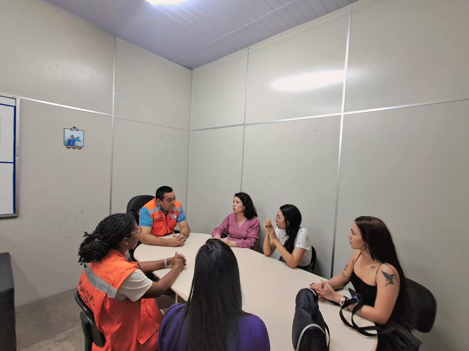 Defesa Civil de Manaus recebe estudantes do Ifam em visita técnica sobre monitoramento hidrológico e climático