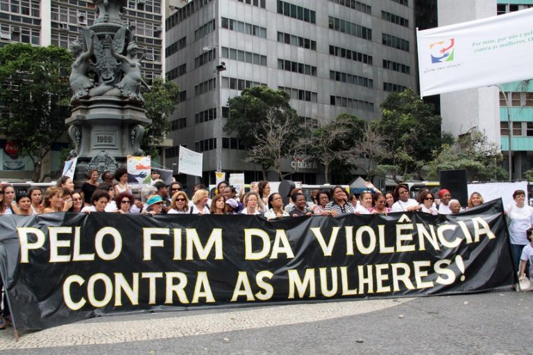 Câmara analisa projeto que cria gestor de caso para proteger mulheres em risco e altera Lei Maria da Penha