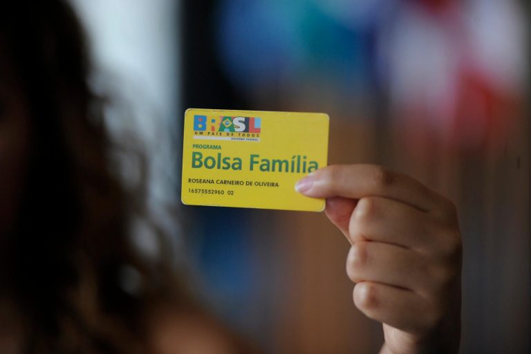 Comissão da Câmara aprova prioridade no Bolsa Família para mulheres sob medida protetiva de urgência