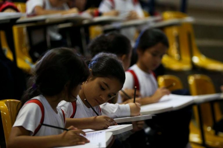 Câmara analisa projeto que autoriza distribuição de coletores menstruais em ações do programa de saúde menstrual