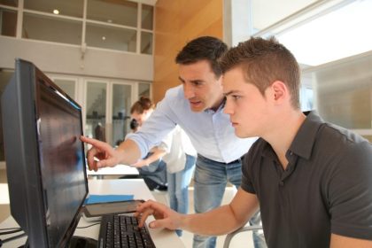 Projeto de Lei 2706/26 prevê reserva de vagas para jovens em contratos públicos para facilitar o primeiro emprego