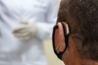 Projeto permite dedução de despesas com aparelhos auditivos do Imposto de Renda em até R$ 10 mil por ano