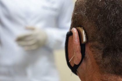 Projeto permite dedução de despesas com aparelhos auditivos do Imposto de Renda em até R$ 10 mil por ano