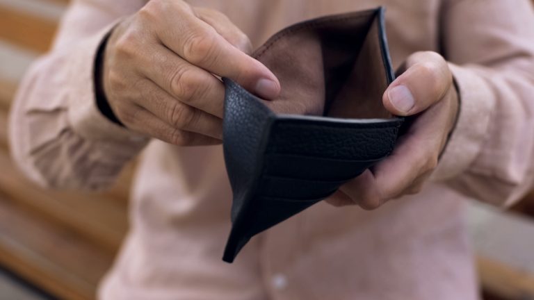 PL 3150/26 institui Lei de Defesa do Trabalhador Endividado e limita descontos em folha de pagamento