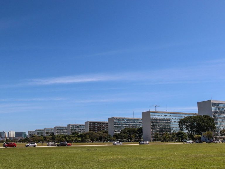 Governo envia ao Congresso Orçamento de 2027 com salário mínimo previsto e cortes nas despesas obrigatórias