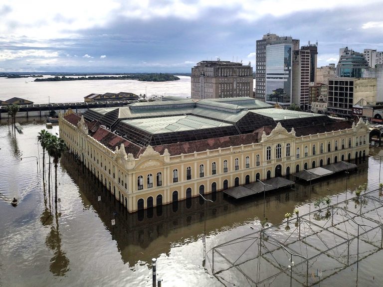 Câmara analisa PL 2485/26 que amplia dispensa de licitação por até cinco anos após calamidades climáticas reconhecidas