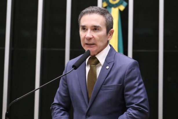 Câmara aprova prioridade para inclusão digital em inteligência artificial na Política Nacional de Educação Digital
