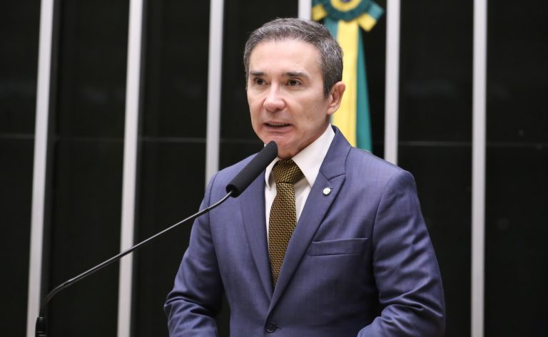 Câmara aprova prioridade para inclusão digital em inteligência artificial na Política Nacional de Educação Digital