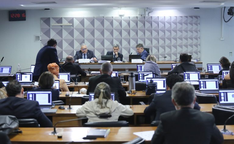 Projeto de Lei 1947/26 propõe fim de margens para cartão de crédito e consignado do INSS