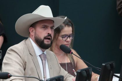Projeto de lei reconhece audismo e estabelece medidas para proteger pessoas surdas e surdocegas