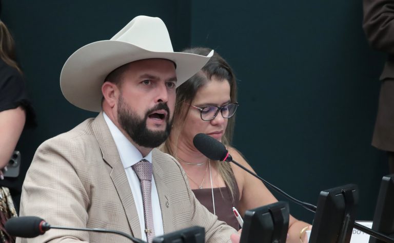 Projeto de lei reconhece audismo e estabelece medidas para proteger pessoas surdas e surdocegas