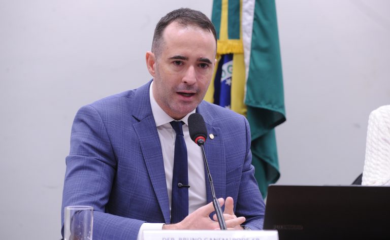 Projeto exige observância das normas ABNT na iluminação com postes metálicos em áreas públicas