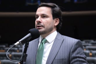 CCJ aprova substitutivo que retira incidência da Taxa de Fiscalização de Funcionamento sobre telefones celulares e define encaminhamento