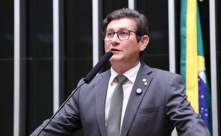 Câmara aprova substitutivo que regula o porte de arma para empresários e amplia categorias beneficiadas