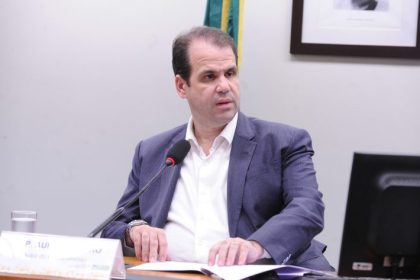 Câmara aprova projeto que exige cardápios impressos em restaurantes e lanchonetes mantendo opção digital