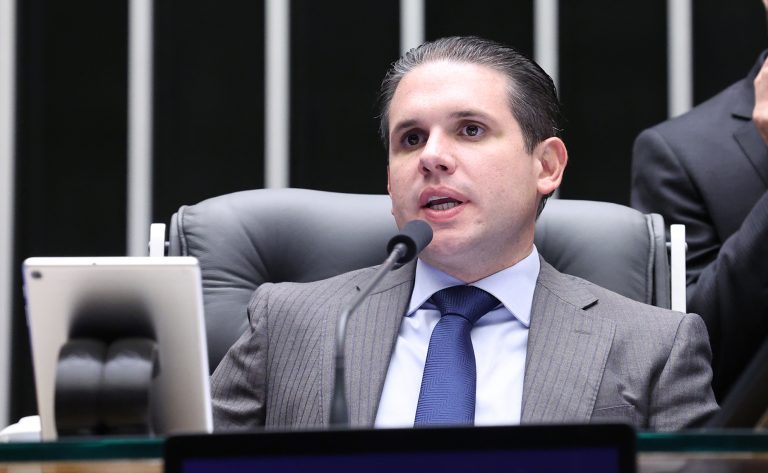 Câmara pode votar PLP 114/2026 nesta terça para reduzir impostos sobre combustíveis e incluir medidas adicionais do governo