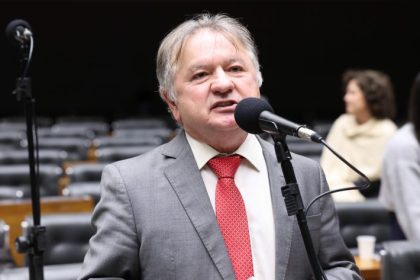 Câmara aprova projeto que exige placas informativas em obras públicas para ampliar transparência