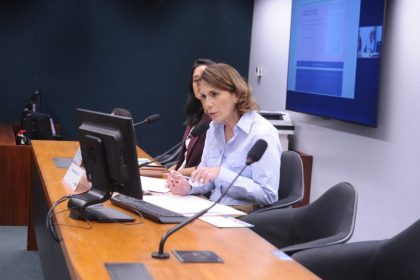 Especialistas, pacientes e parlamentares defendem política nacional de endometriose para o SUS com protocolos