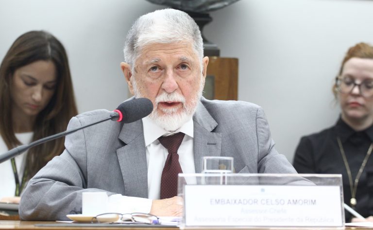Celso Amorim afirma que vídeo dos Estados Unidos autoriza ações militares e relaciona tema ao tarifaço e vistos