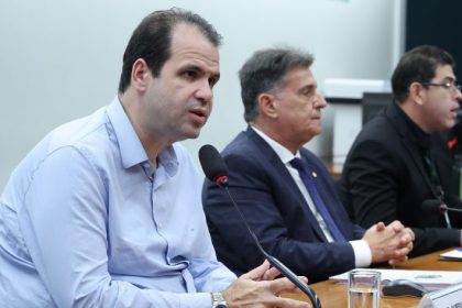 CCJ aprova projeto que obriga maternidades de referência a manter banco de leite humano em hospitais