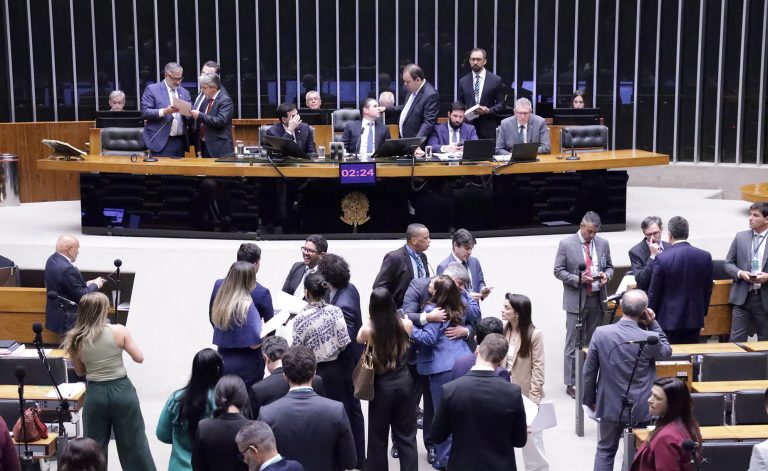 Câmara aprova aluguel consignado com descontos em folha de até 30% e encaminha ao Senado