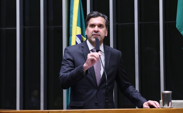 Câmara aprova projeto que autoriza reconhecimento facial em estações de metrô, trem e ônibus e em prédios públicos