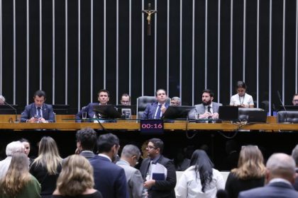 Plenário da Câmara aprova regime de urgência para cinco projetos de lei sobre universidades e saúde