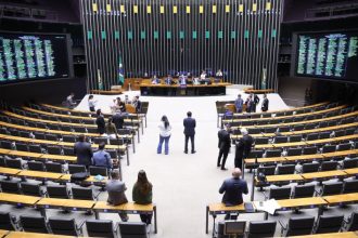 Câmara aprova projeto que cria sistema integrado do SUS para monitorar estoques e consumo de medicamentos em tempo real
