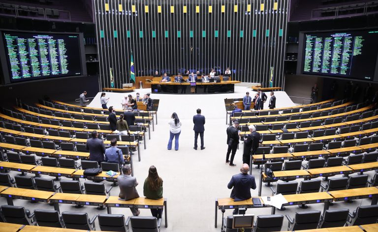 Câmara aprova projeto que cria sistema integrado do SUS para monitorar estoques e consumo de medicamentos em tempo real