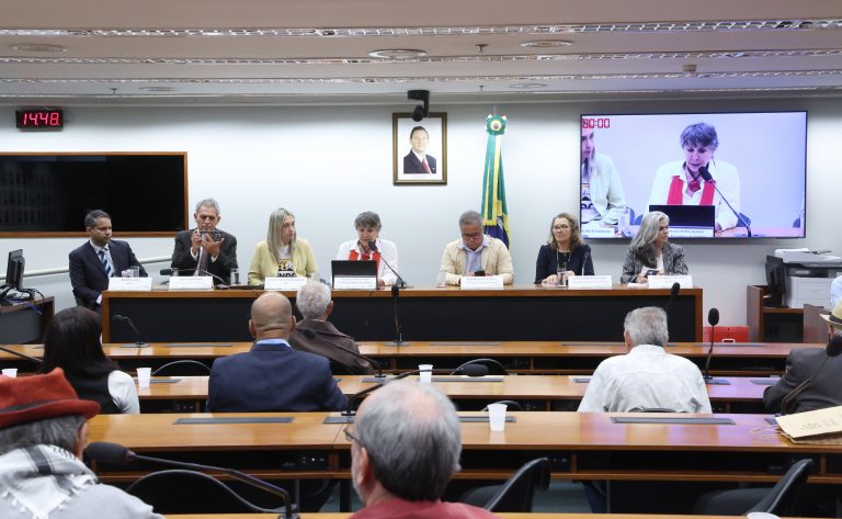 Rádios comunitárias pedem novas outorgas, financiamento e mudança de lei em audiência na Câmara dos Deputados