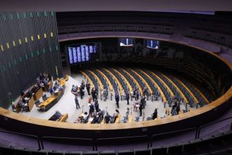 Câmara aprova regras que mantêm autonomia das escolas para calendário na Copa do Mundo Feminina em 2027
